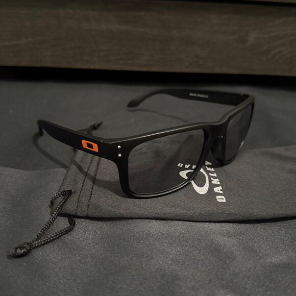 Oakley Holbrook Mens Sunglasses 9102 Silver Reflective Lenses - Picture 1 of 6